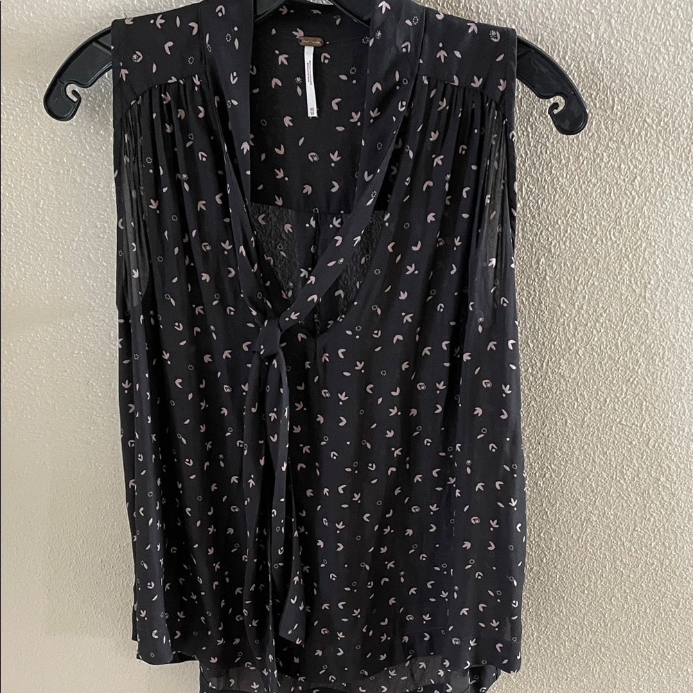 Free People NWOT Sleeveless Tie-Neck Printed Blouse - Black with Pink Accents XS
